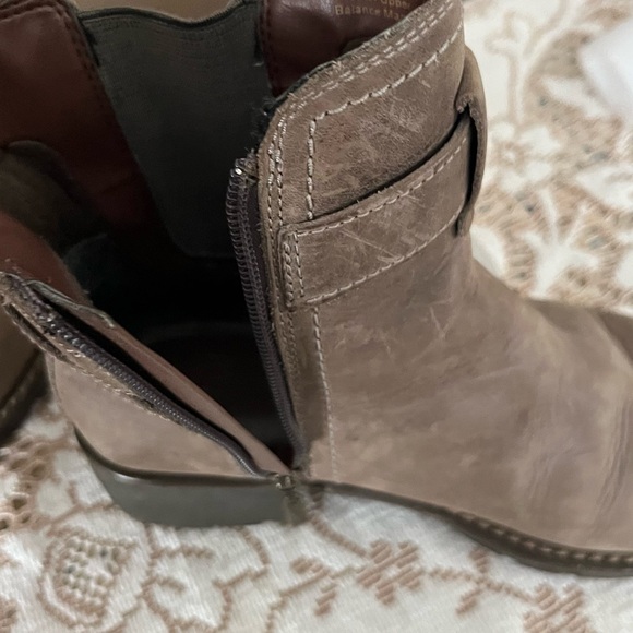 Clark’s Brown Leather Ankle Boots Heeled Booties Size 6.5 - Picture 9 of 16